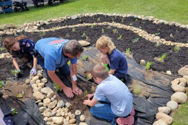 childrenplanting